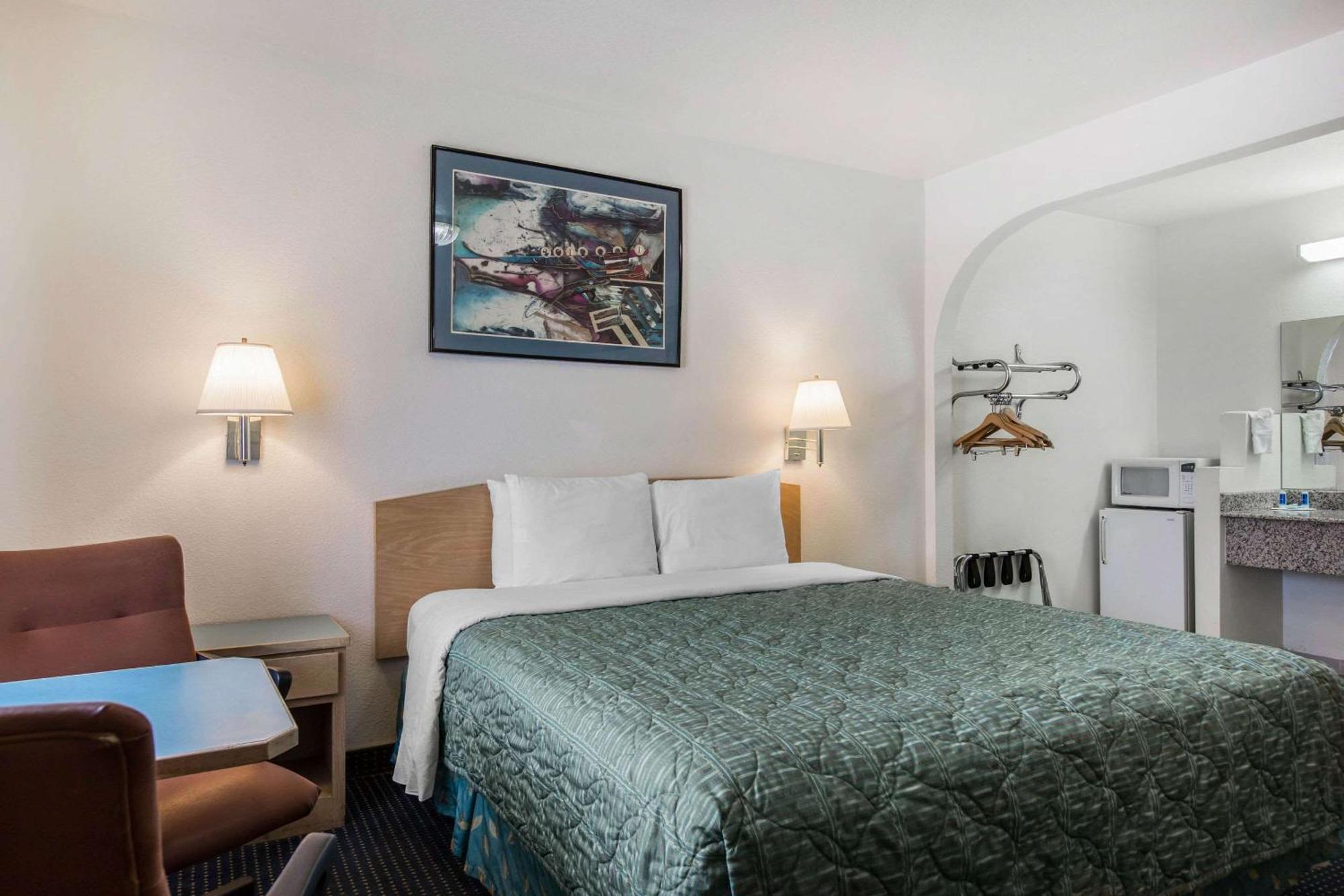 Rodeway Inn Бомонт Экстерьер фото